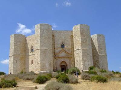 http://4.bp.blogspot.com/-KCgPK-mFQAw/UPrakL0-EXI/AAAAAAAAAMA/bSyc0o3SCbM/s400/Castel-del-Monte01.jpg