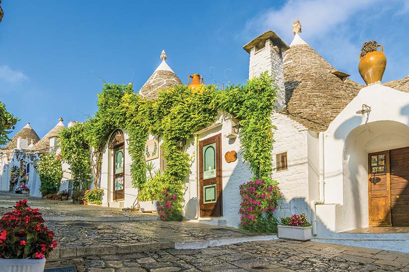 https://images.salaun-holidays.com/(Image)-image-Italie-Pouilles-Alberobello-Trulli-habitations-traditionnelles-as_218334753.jpg